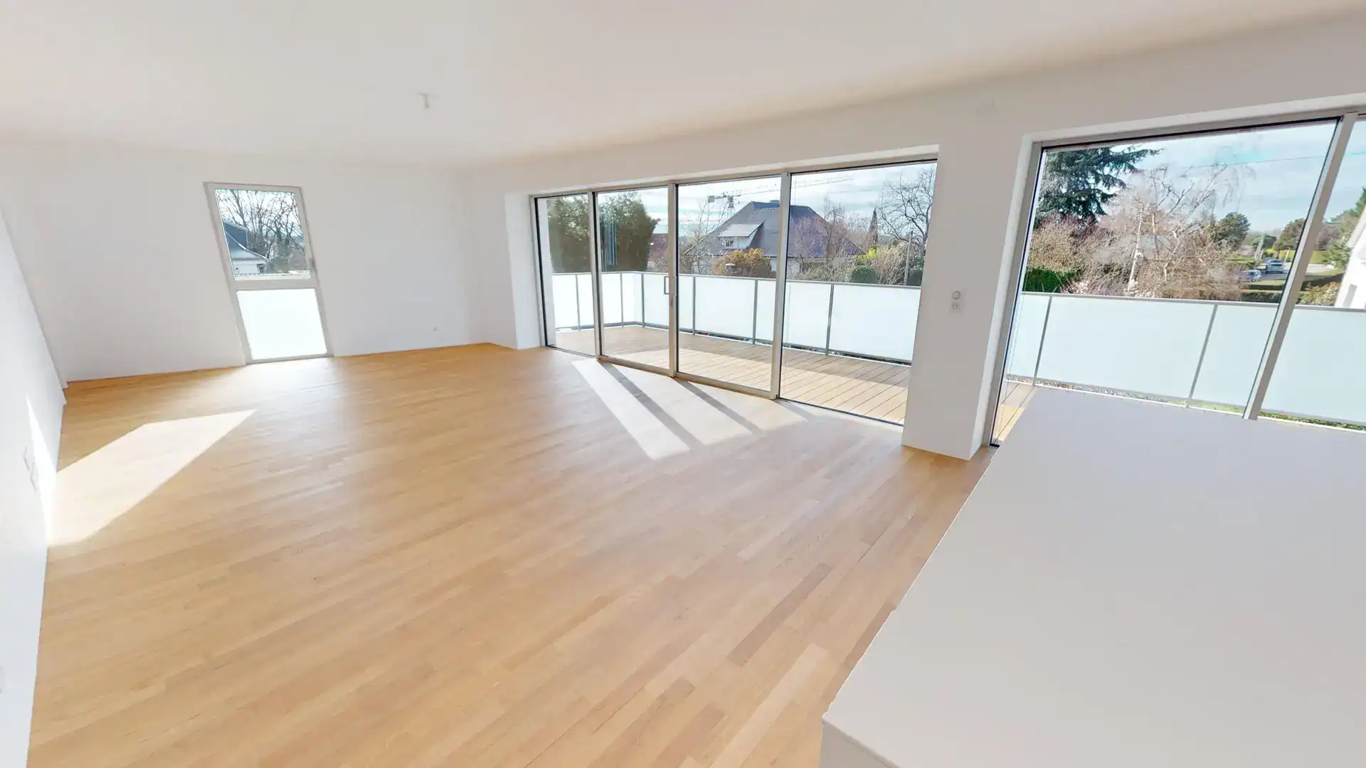 Appartement moderne avec espace ouvert et vue dégagée.