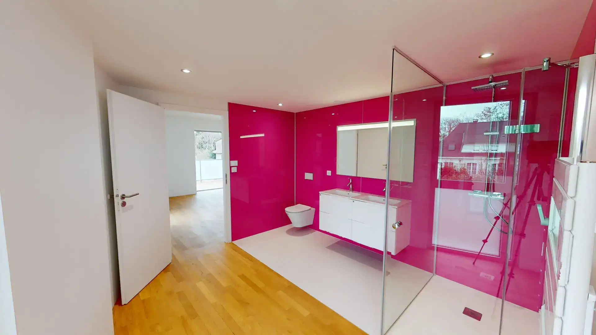 Appartement contemporain avec salle de bain et espace douche séparé.
