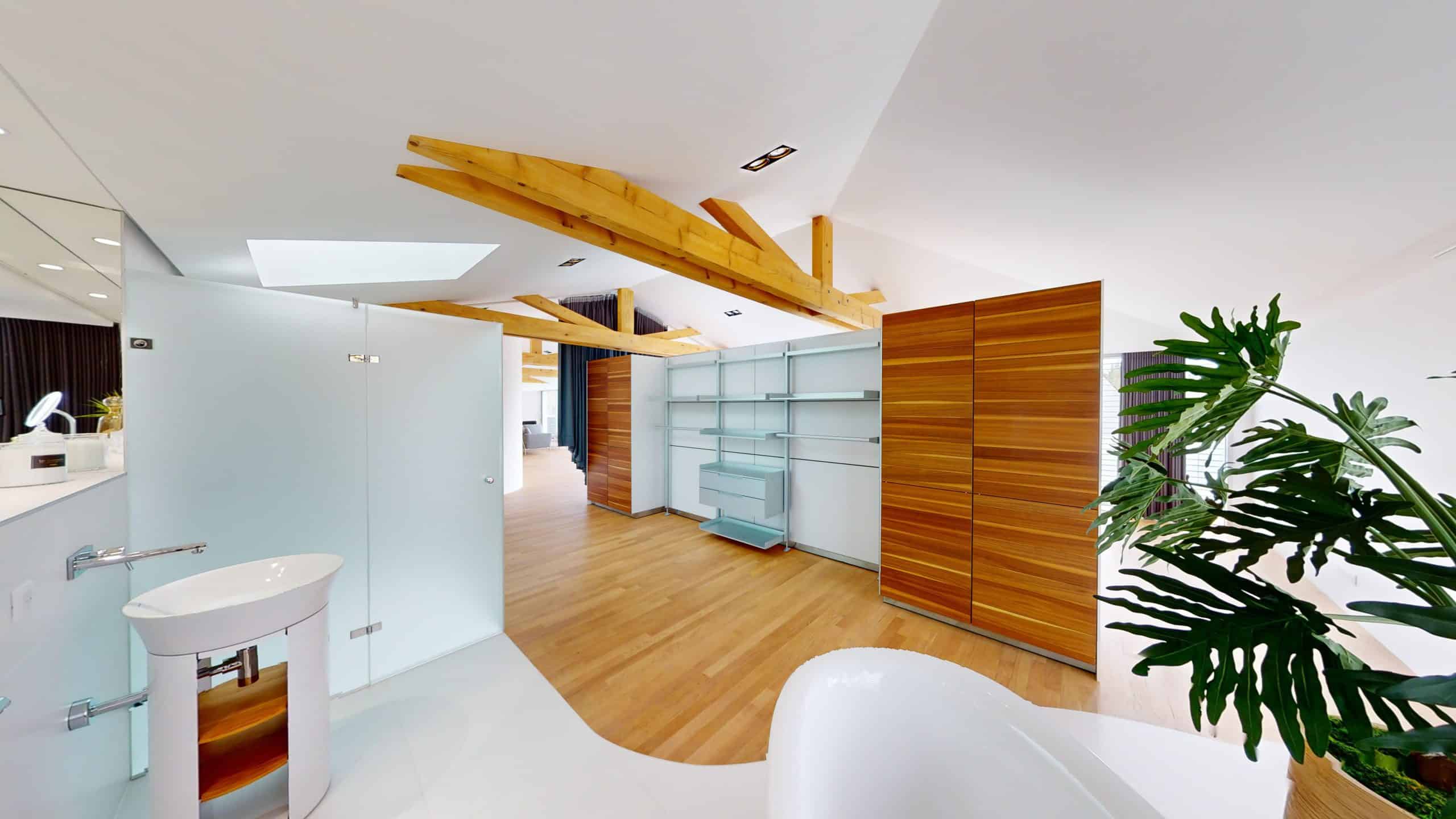 Espace intérieur lumineux avec mobilier contemporain, bois chaud et plantes vertes pour un cadre élé.