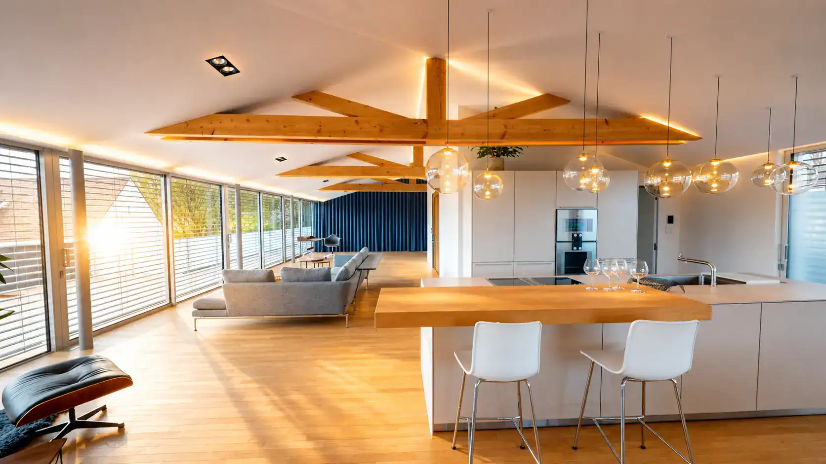 Appartement contemporain avec cuisine équipée et espace de vie lumineux.