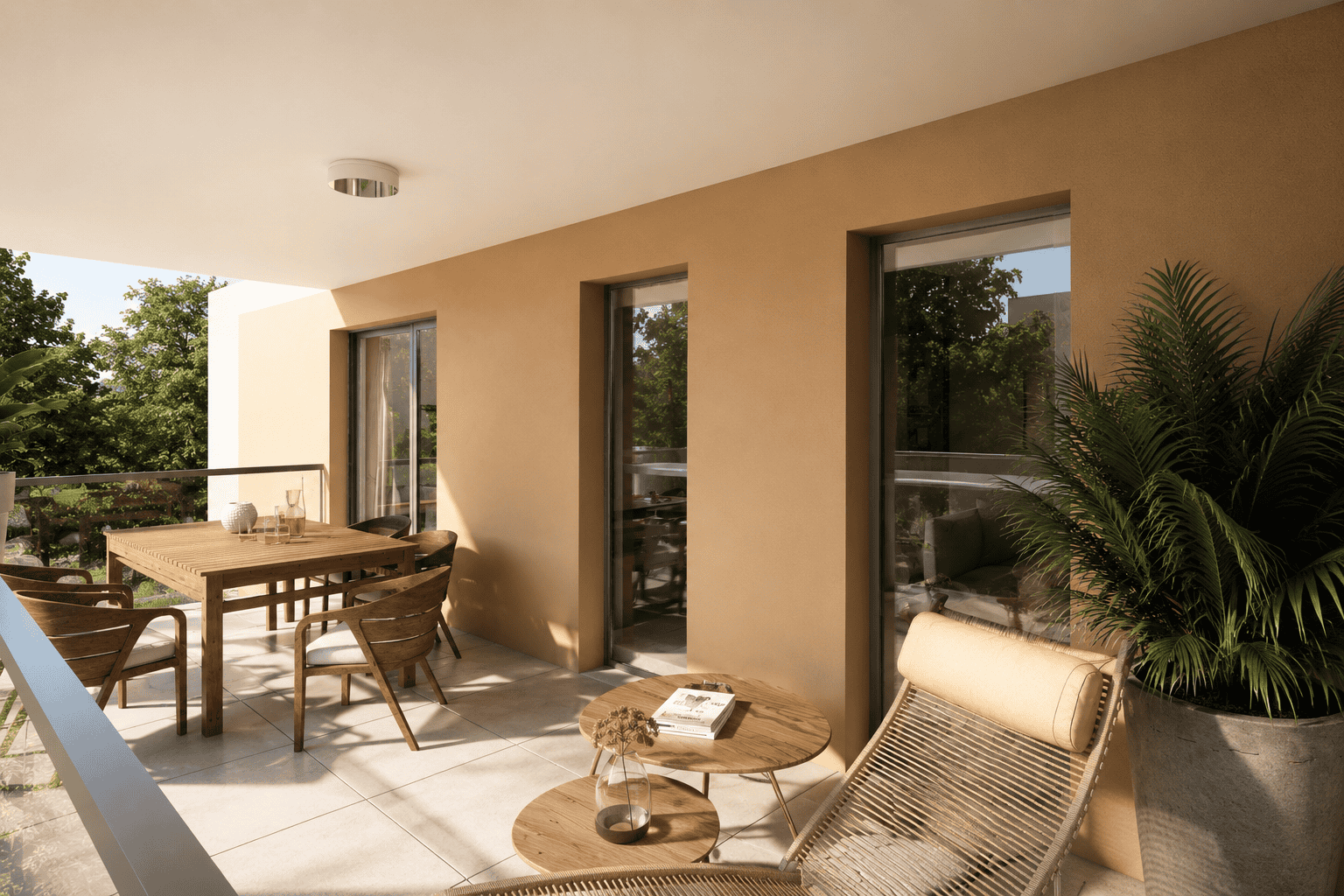 Balcon ensoleillé avec mobilier et plantes, vue sur la nature environnante.
