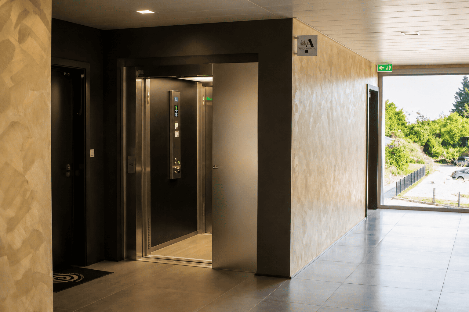 Ascenseur dans un immeuble résidentiel à Colmar, Alsace, avec accès sécurisé et design contempo.